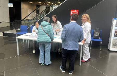 Mesa informativa en el hall del HUGV con motivo de la celebración del Día Mundial del Mayor