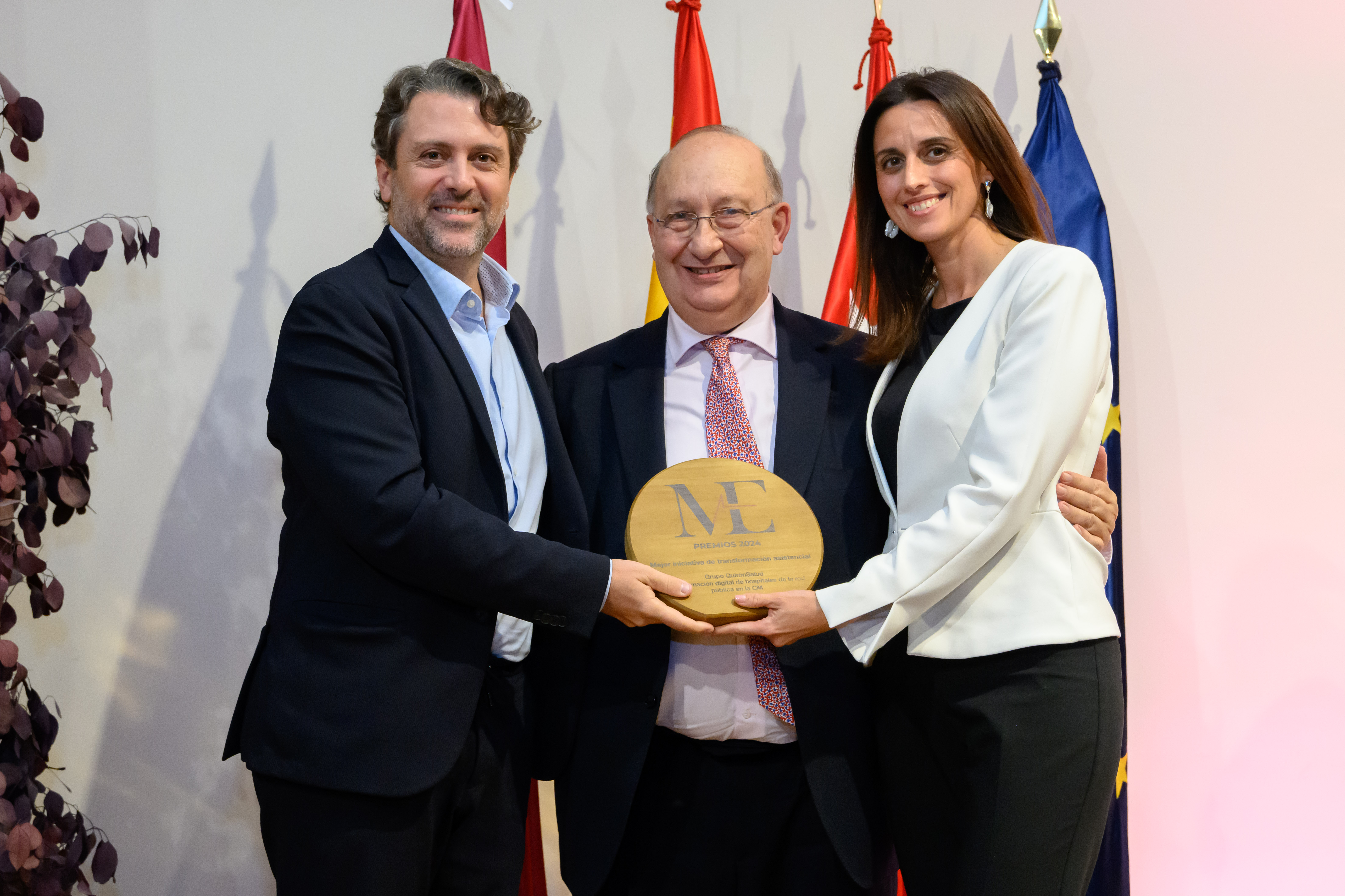 2024 11 06 El Dr. Javier Arcos y Marta del Olmo en el momento de recoger el premio